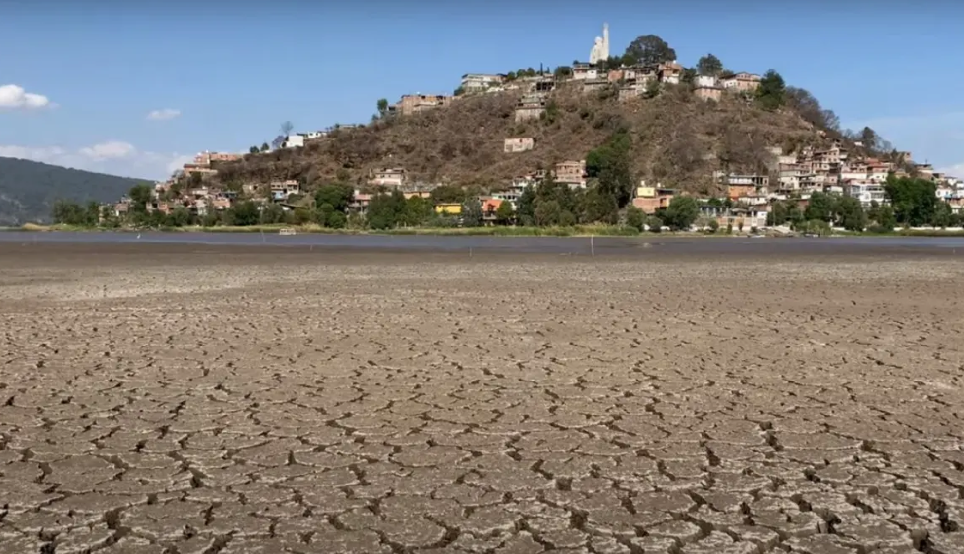 Lago de Pátzcuaro luce desértico; video lo demuestra